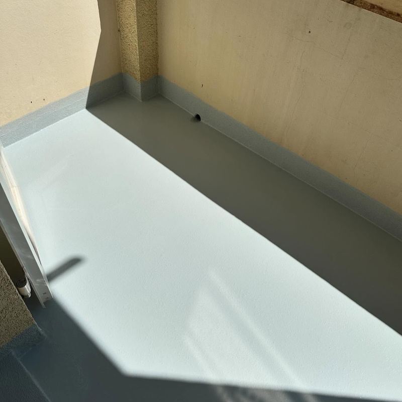 Balcon en béton recouvert d'une résine gris-vert