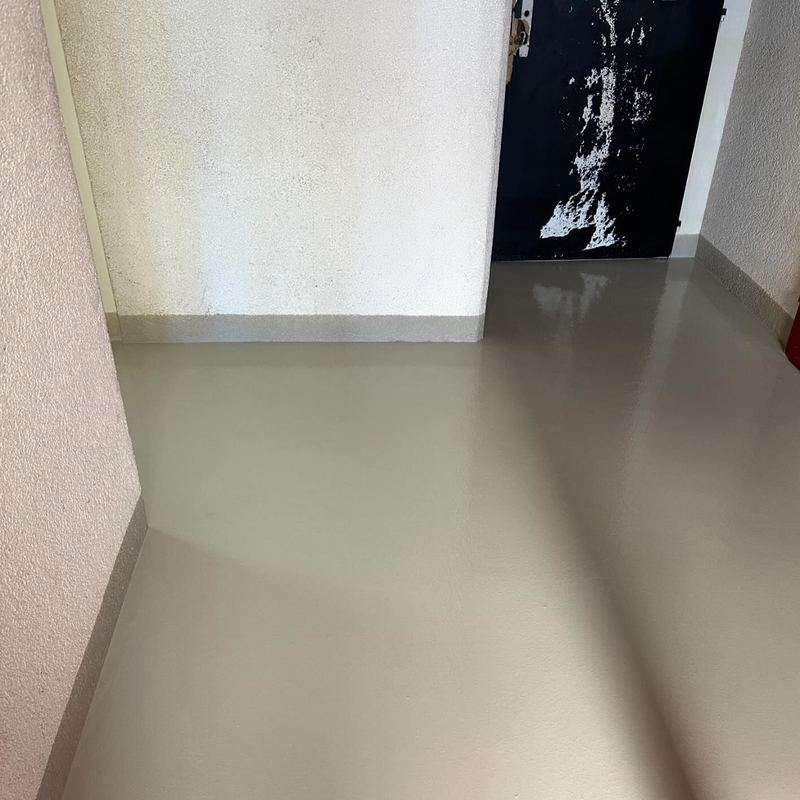 Balcon en résine beige clair, angle de mur