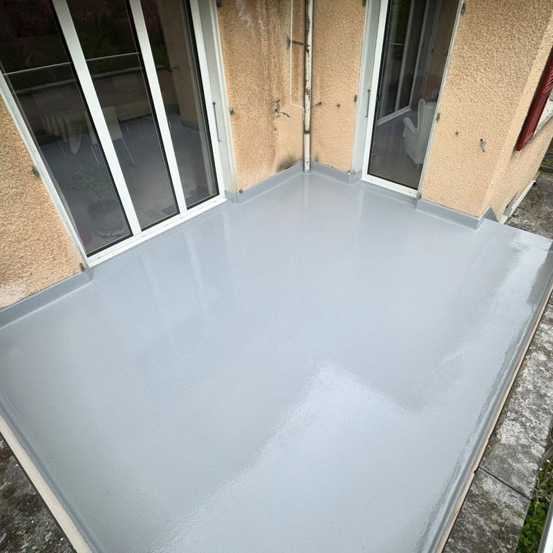 Large balcon en résine blanche devant les fenêtres