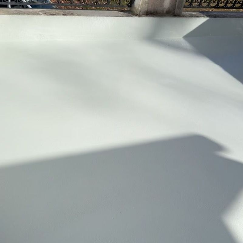 Balcon en résine blanche, ombre portée en fin de journée