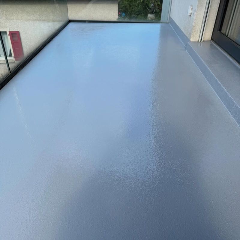 Balcon en résine bleu-gris avec vue sur les toits