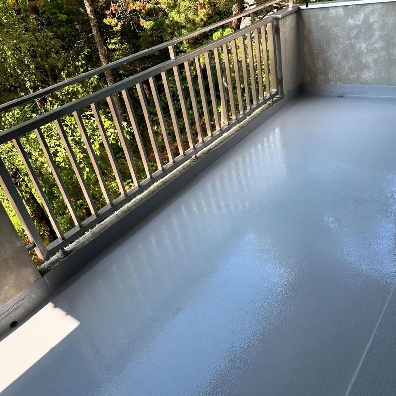 Balcon en résine bleue avec garde-corps métallique, côté jardin