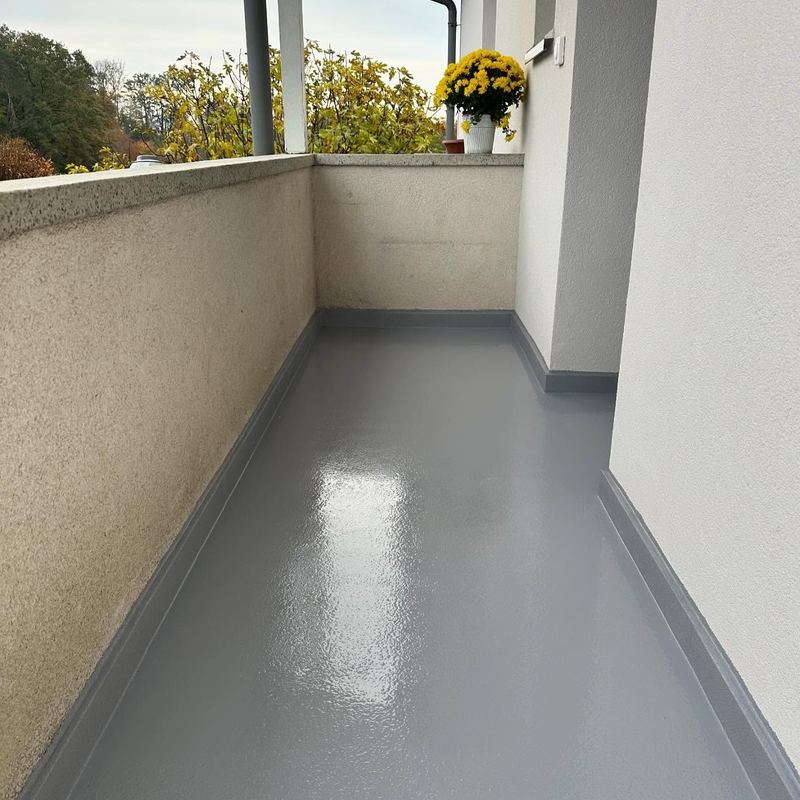 Balcon d'appartement en résine grise, vue sur la campagne