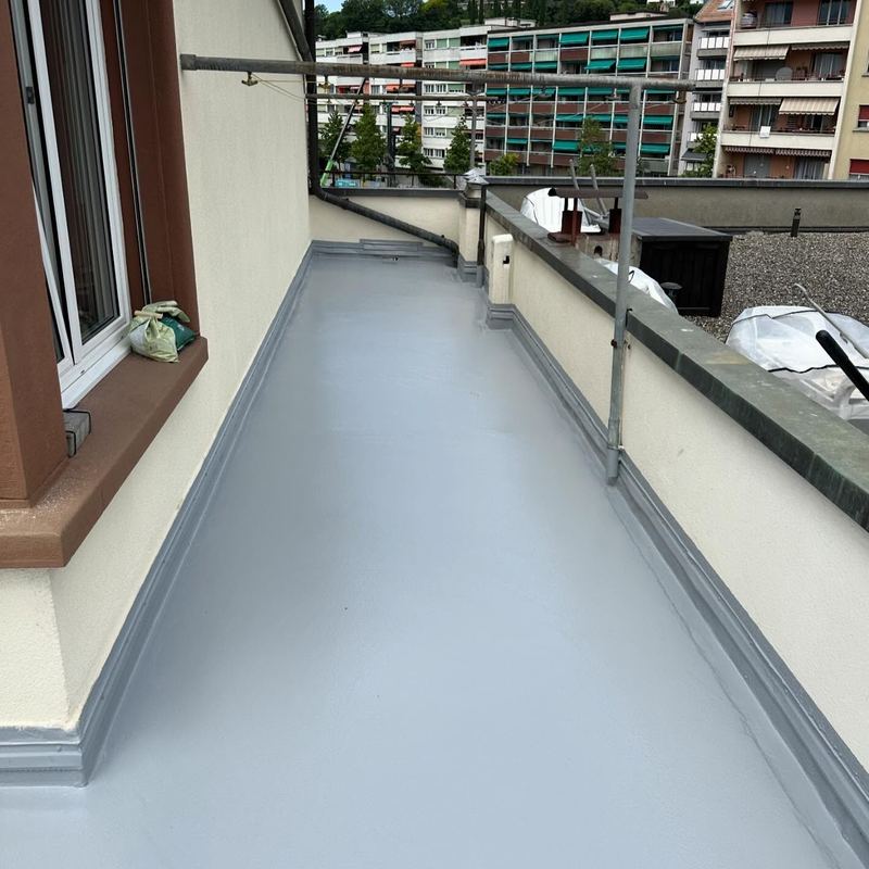 Balcon en résine grise avec vue sur la ville