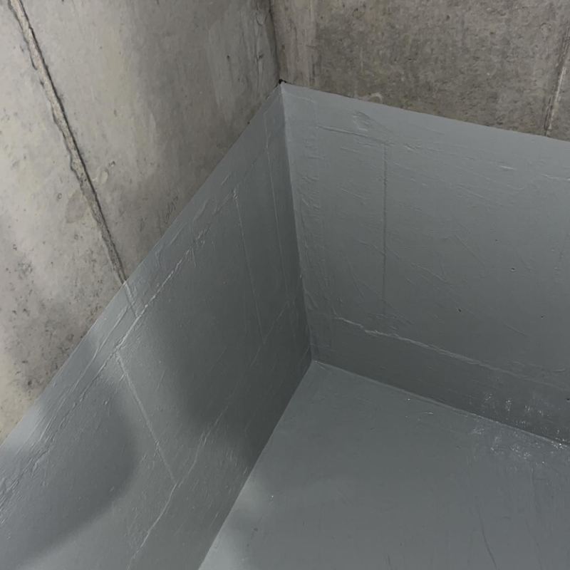 Box en béton au sol en résine grise avec plinthe remontée