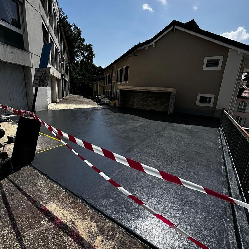 Surface extérieure fraîchement traitée, encore protégée par la rubalise de chantier
