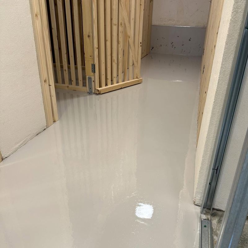 Chantier intérieur : résine claire fraîchement coulée le long d'une ossature bois