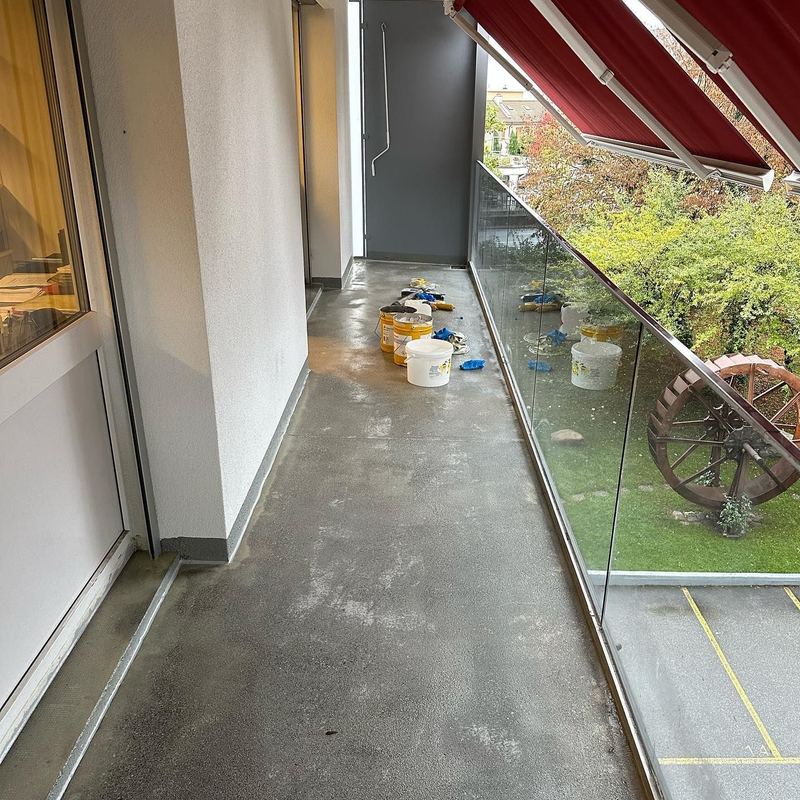 Coursive en béton brut, avant préparation du support