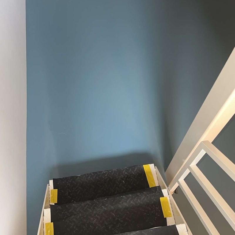 Escalier en résine avec nez de marche jaunes