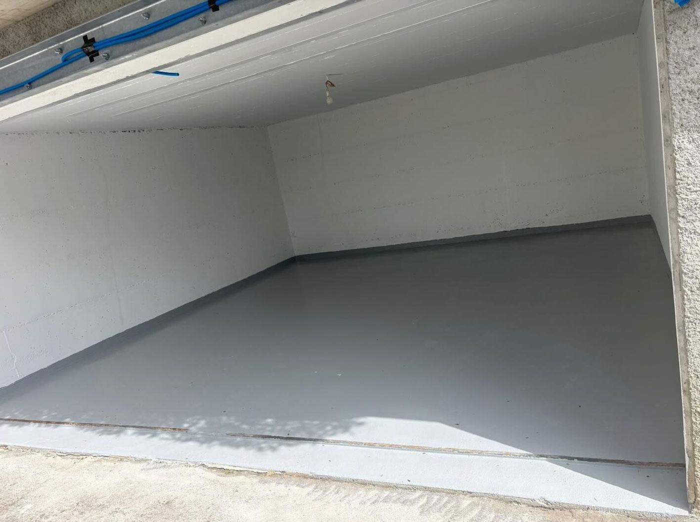 Rénovation garage — sol époxy et murs peints