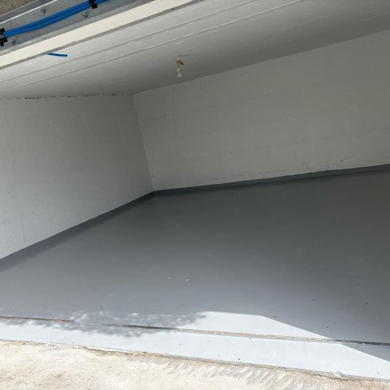 Garage en résine gris clair, sol et plinthes traités