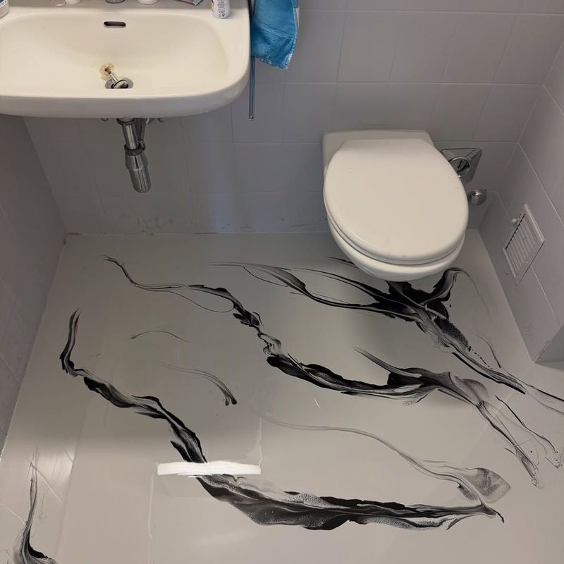 Salle d'eau en résine blanche à marbrure noire