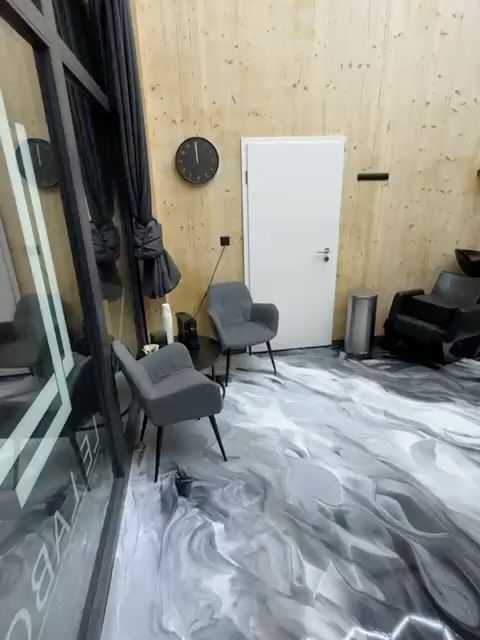 Sol métallique showroom