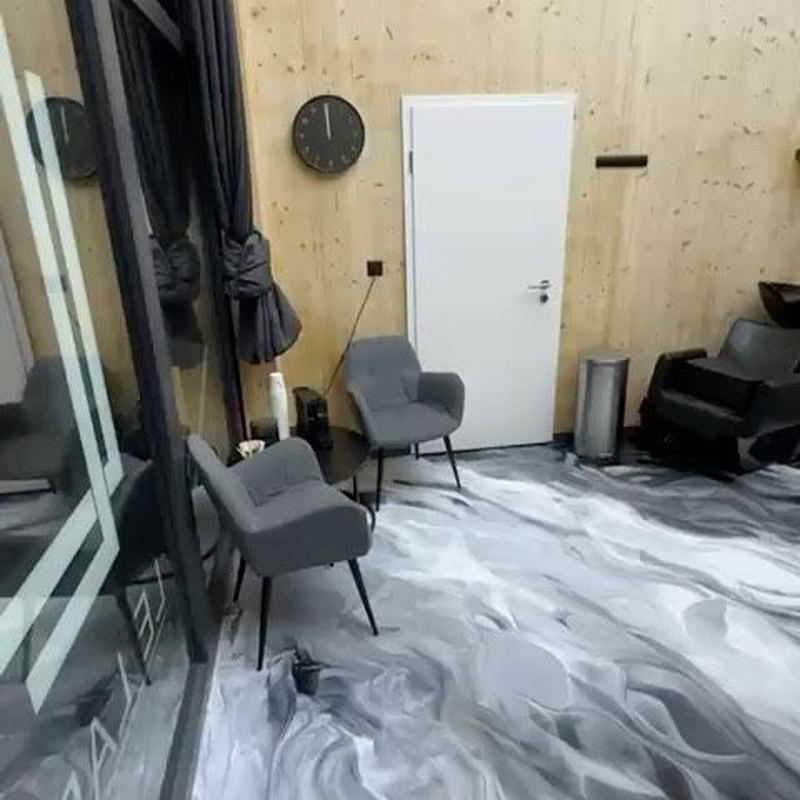 Showroom au sol en résine métallique marbrée