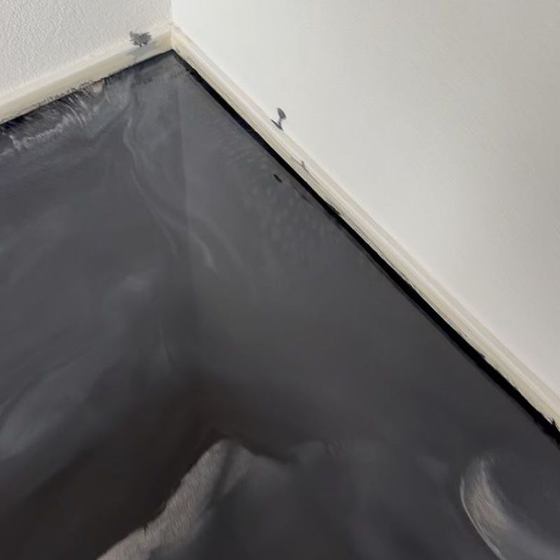 Sol en résine métallique gris foncé le long du mur