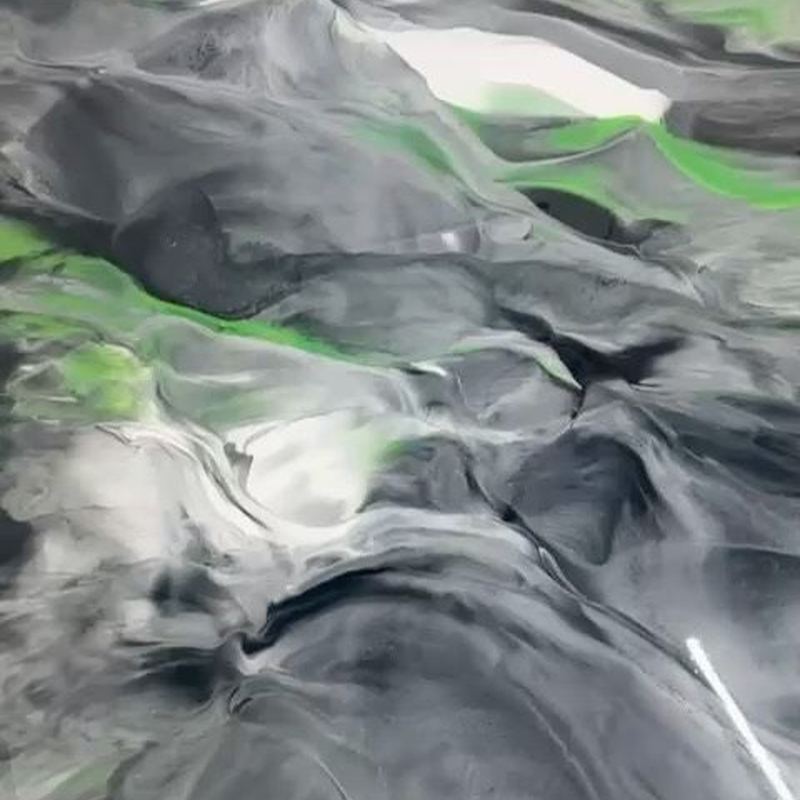 Sol en résine métallique marbrée aux reflets verts