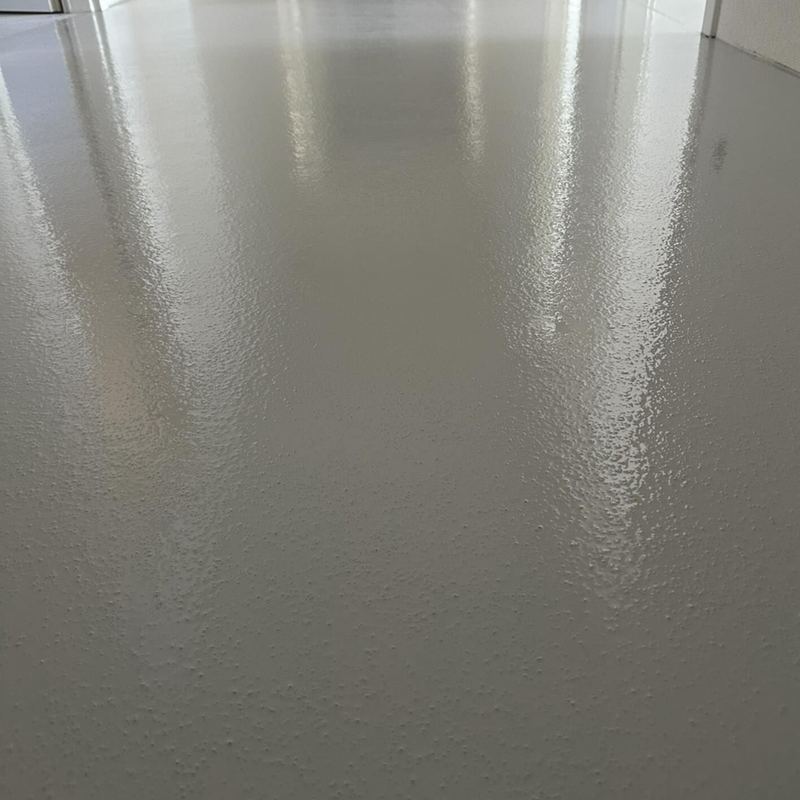 Grande surface intérieure en résine grise, reflets sur toute la longueur