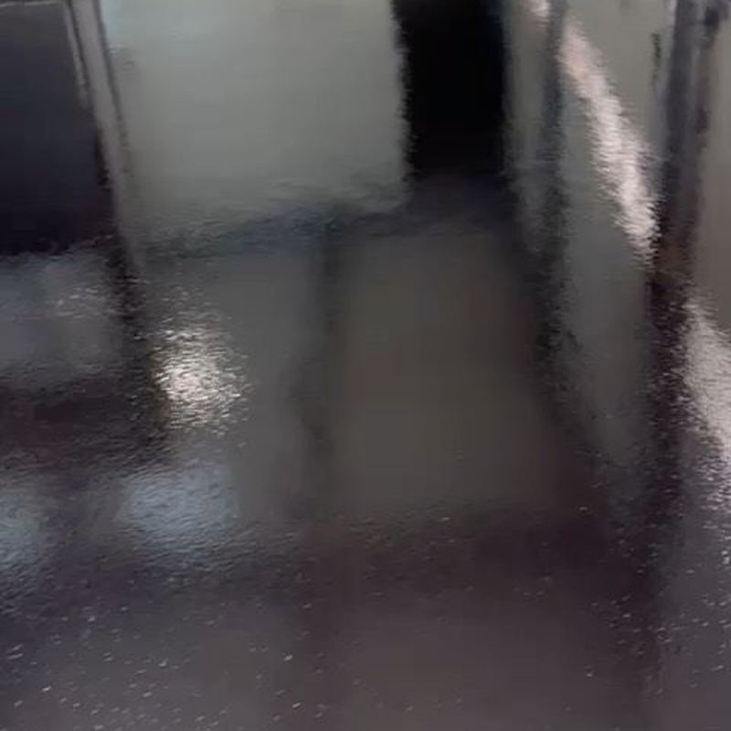 Sol intérieur en résine sombre, finition brillante