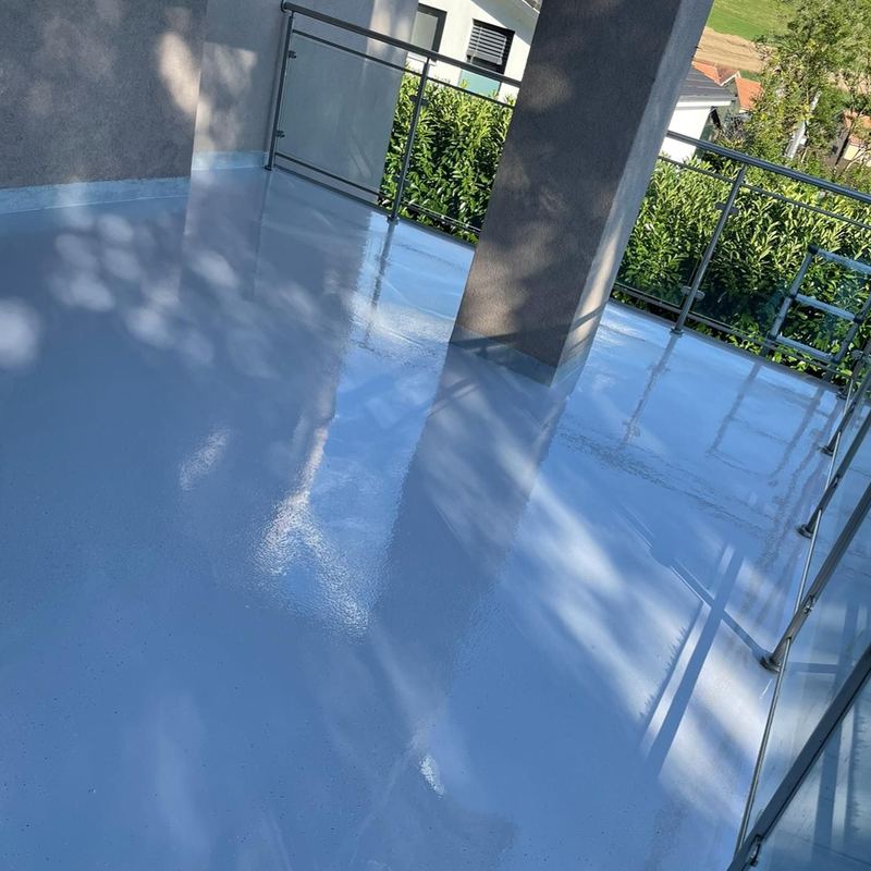 Terrasse couverte en résine bleue, entre les piliers