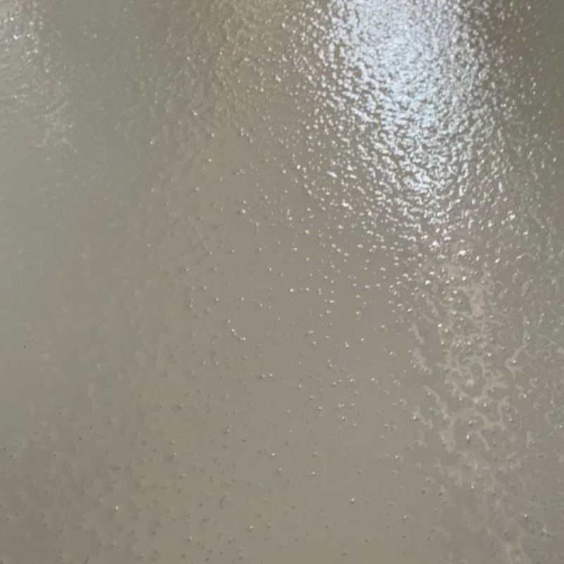 Gros plan sur la texture antidérapante d'une résine grise
